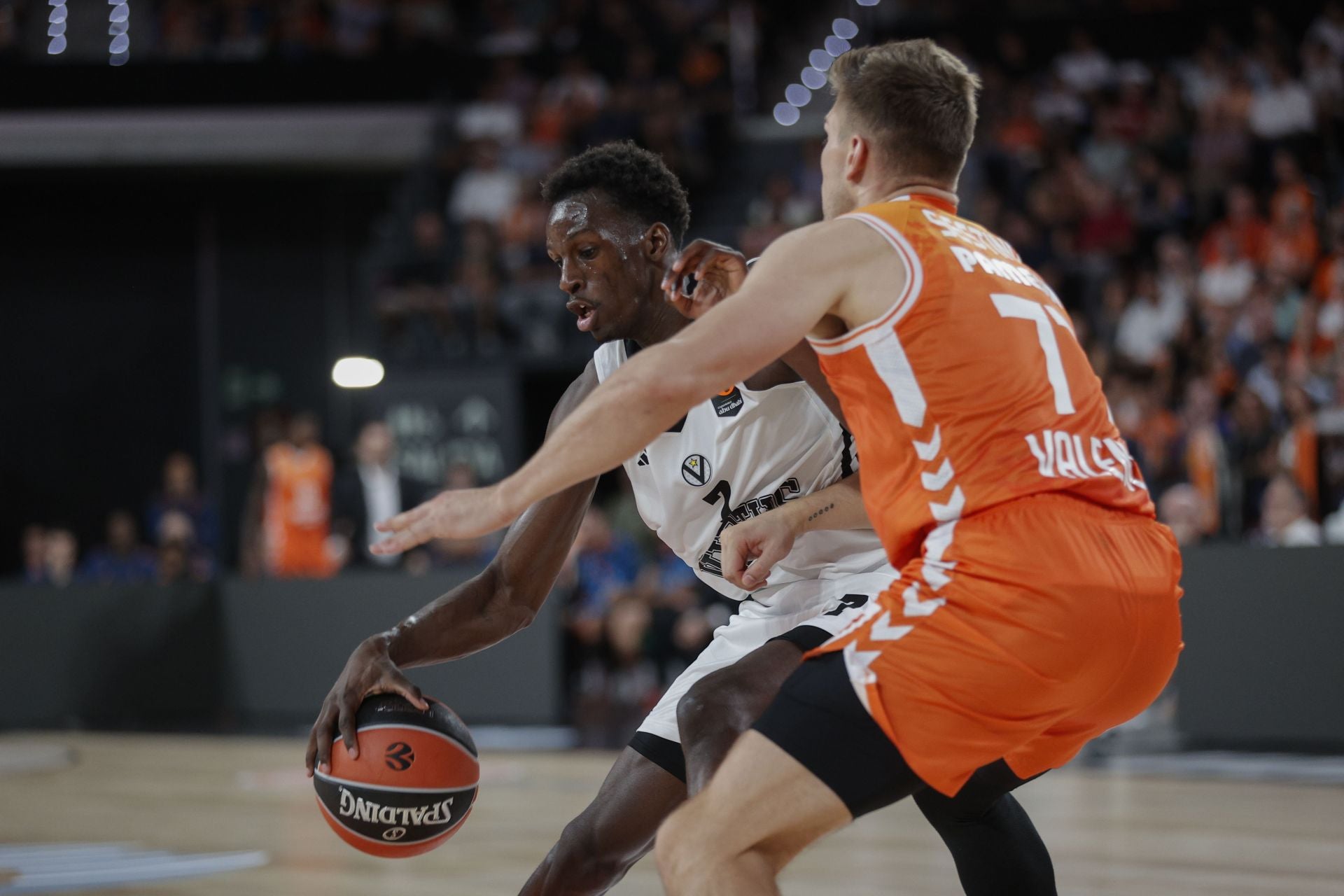 FOTOS | Así ha sido el debut del Valencia Basket en el Roig Arena