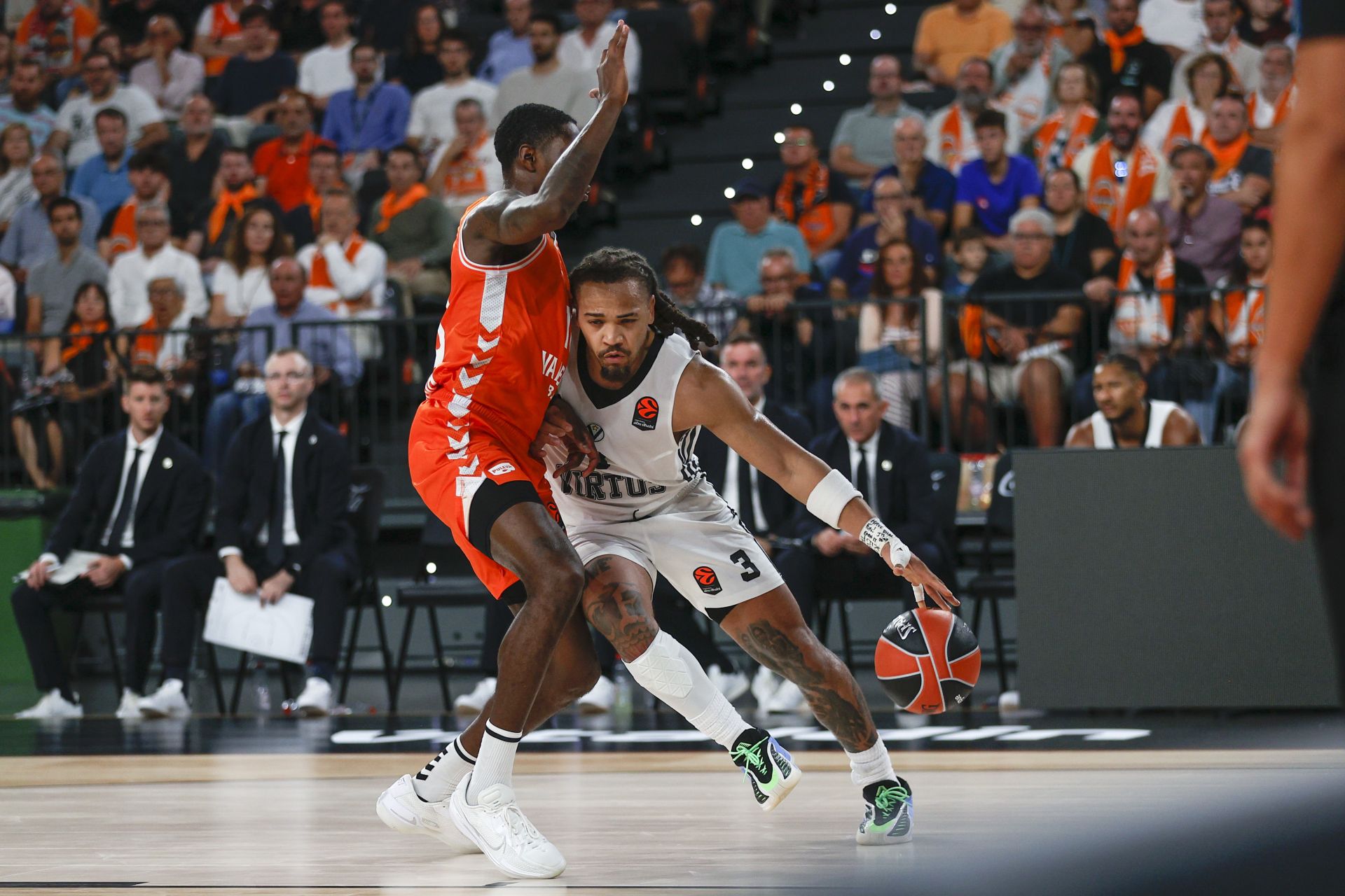 FOTOS | Así ha sido el debut del Valencia Basket en el Roig Arena