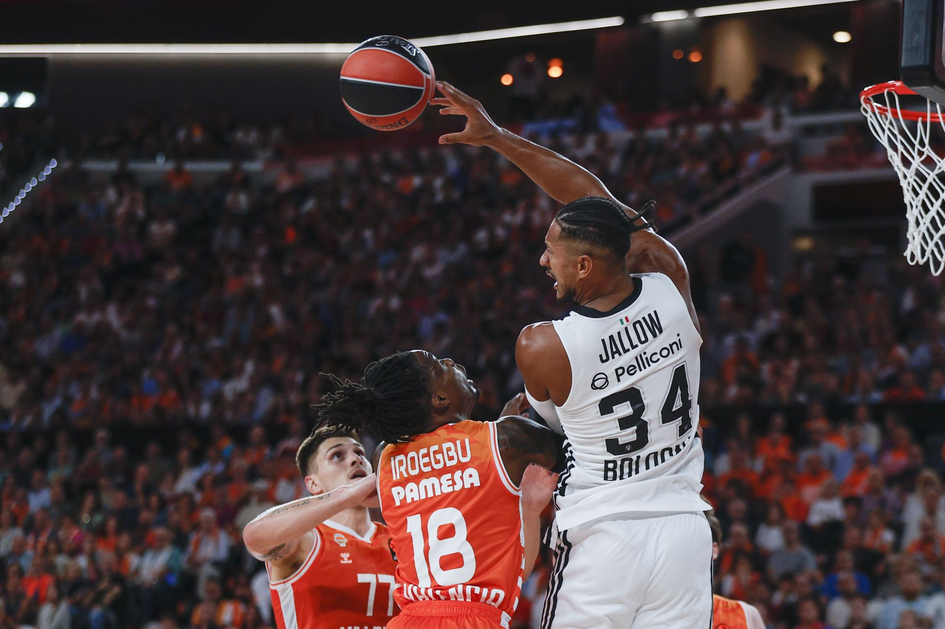 FOTOS | Así ha sido el debut del Valencia Basket en el Roig Arena