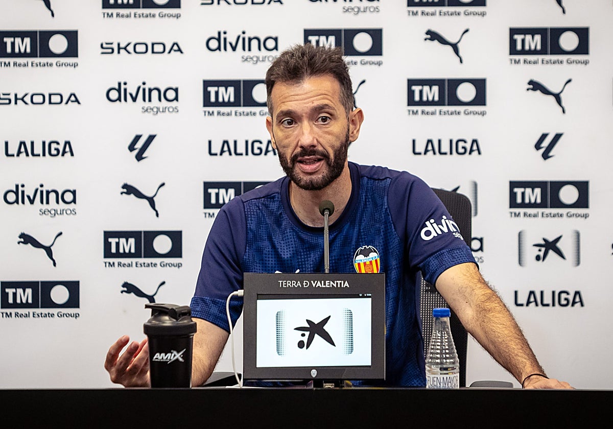 Carlos Corberán, en la sala de prensa de la Ciudad Deportiva del Valencia, en Paterna.