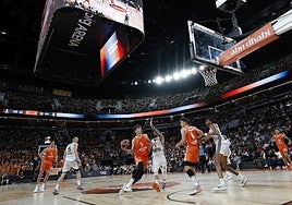 Sergio de Larrea, intentando una entrada a canasta, en el primer partido del Valencia Basket en el Roig Arena, ante la Virtus Bolonia.