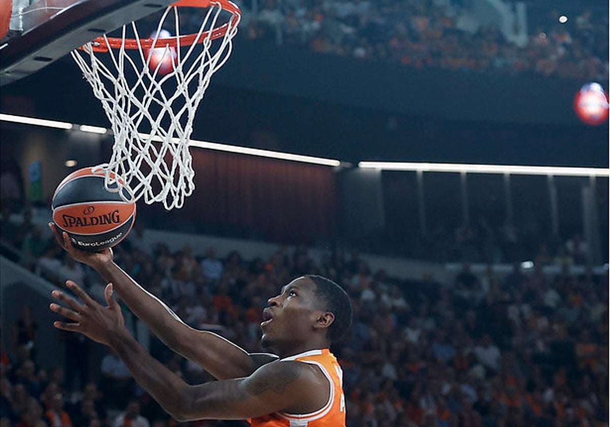 Omari Moore, en la primera canasta de la historia del Roig Arena.