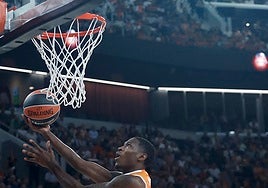 Omari Moore, en la primera canasta de la historia del Roig Arena.