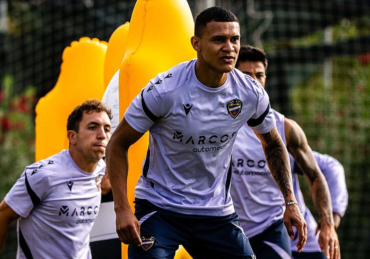 Kervin Arriaga, en primer plano, en el entrenamiento.