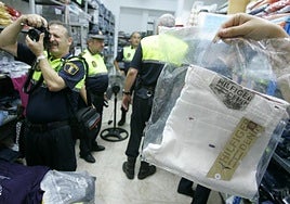 Una intervención de la Policía Local en un almacén de ropa falsificada.