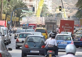 Coches, camiones y motocicletas circulando por Alicante.