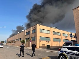Dos policías locales, ante la nave incendiada en Bonrepòs.