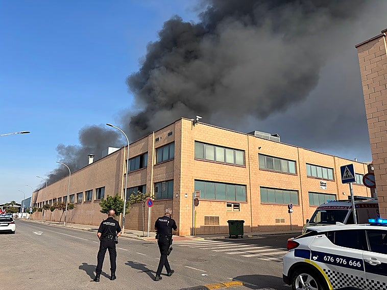 Dos policías locales, ante la nave incendiada en Bonrepòs.