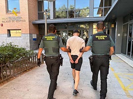 Uno de los detenidos pasando a disposición judicial.