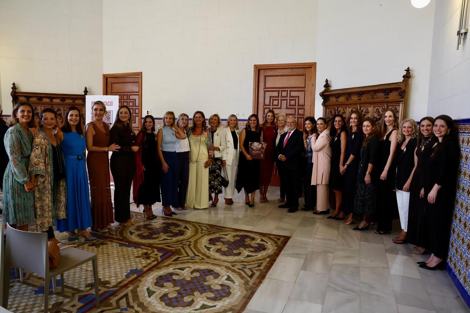 FOTOS | Las falleras mayores de Valencia se reúnen en el Palacio de la Exposición
