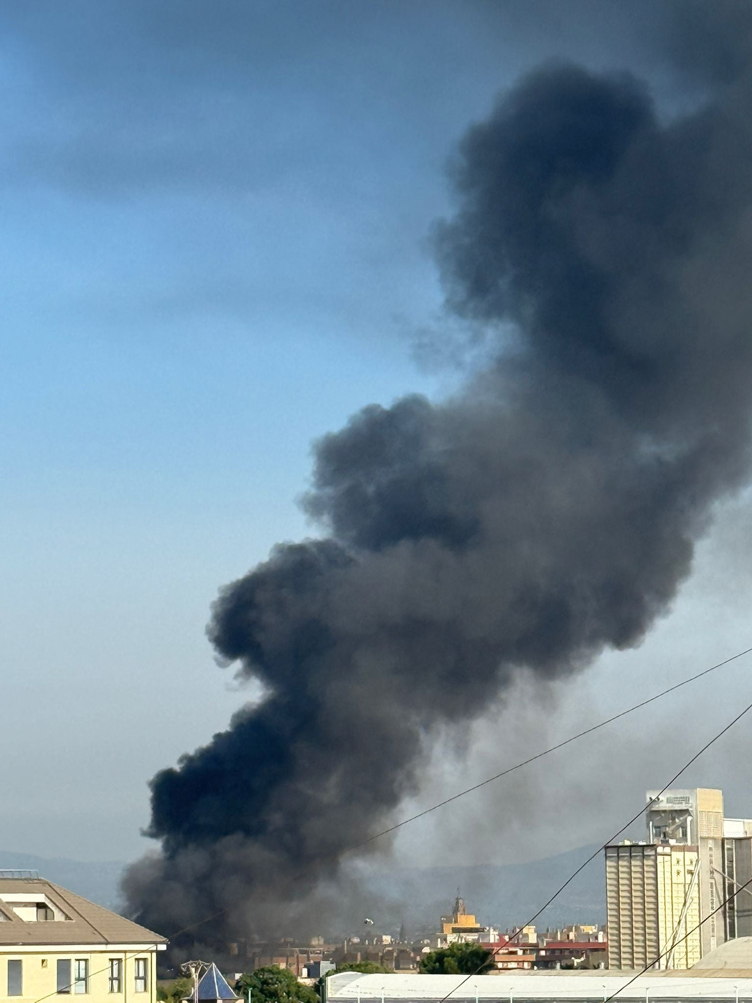 Fotos | Una intensa humareda desata la alarma en Valencia