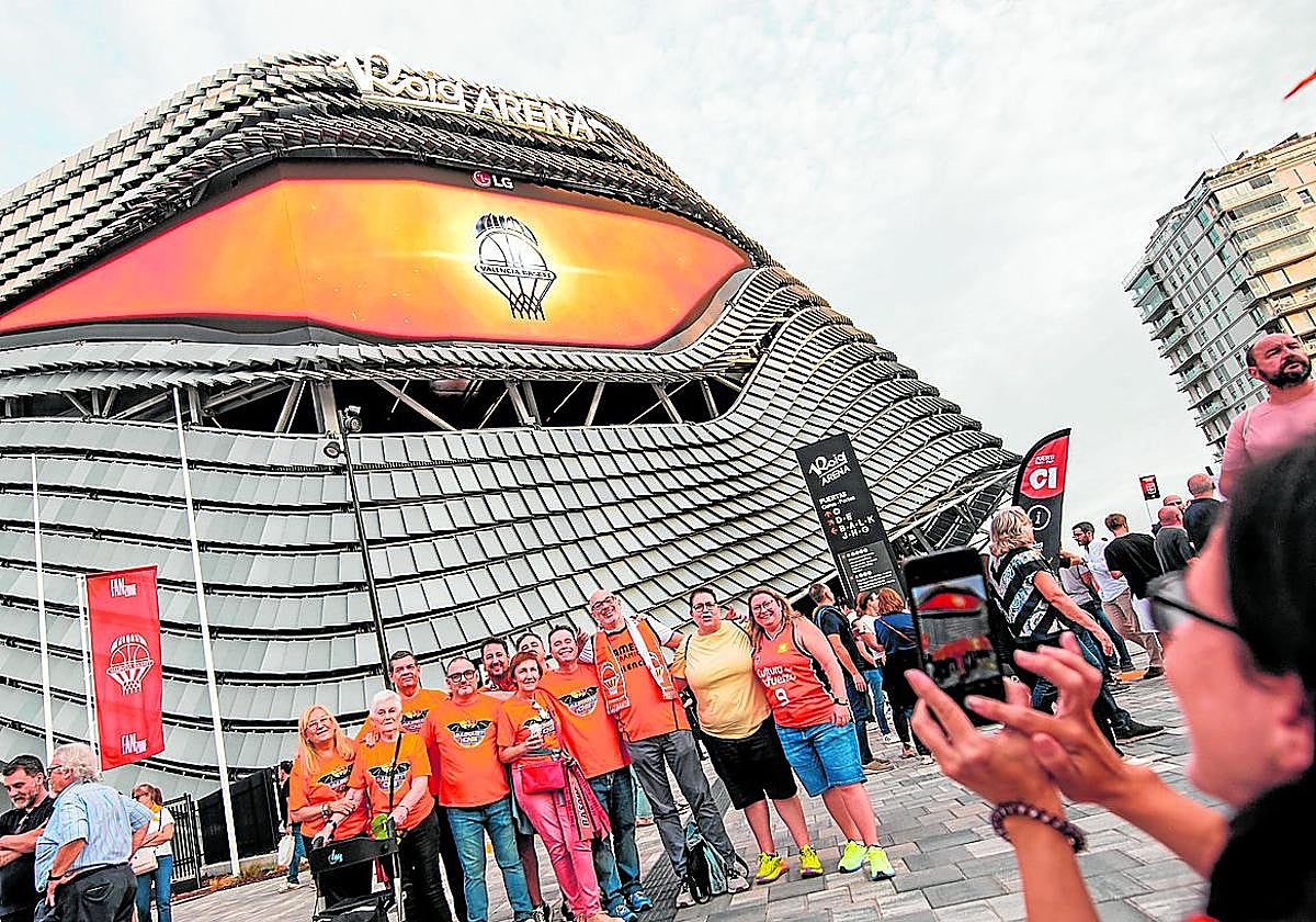 Aficionados del Valencia Basket, en la puerta del Roig Arena, en el estreno del pabellón.