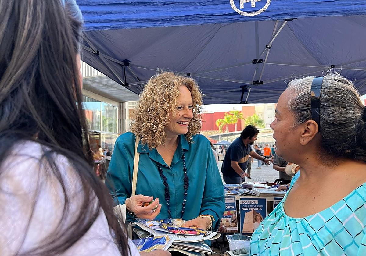 Laalcaldesa Folgado, este viernes en el reparto de dulces de San Donís.