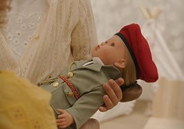 Imagen de la muñeca Leonor Militar.