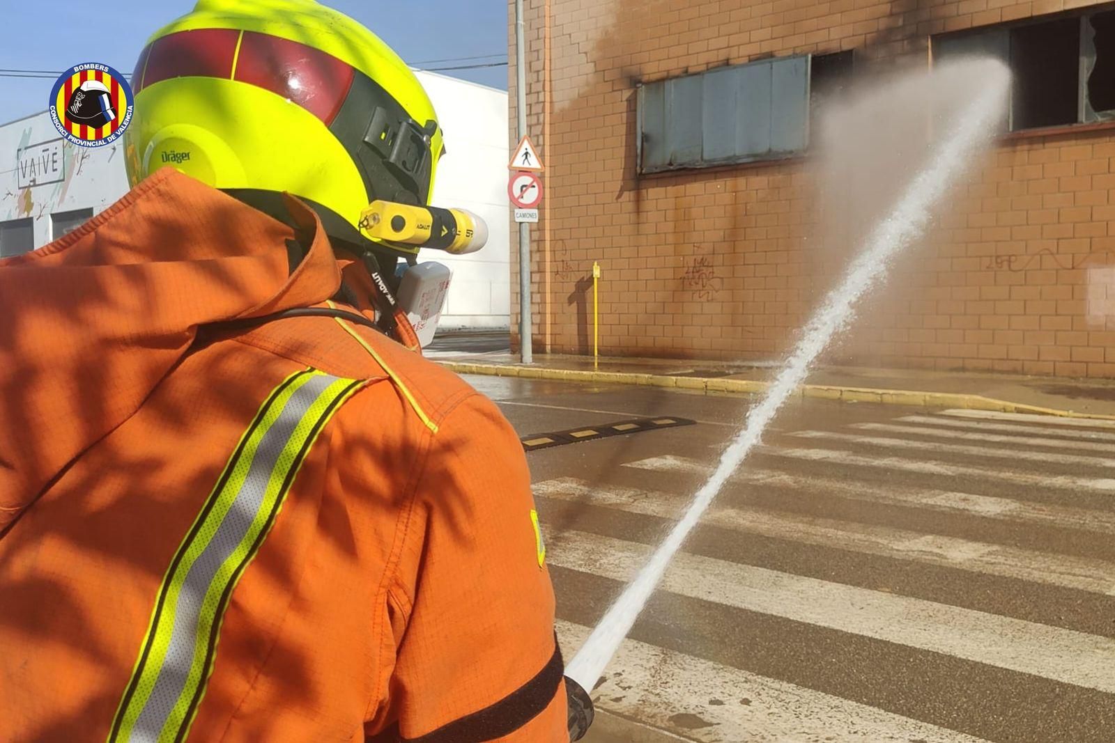 Fotos | Una intensa humareda desata la alarma en Valencia