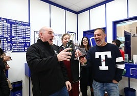 Varios ganadores de un premio de lotería. Imagen de archivo.