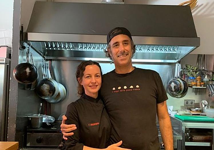 Mario y Gloria, en su cocina