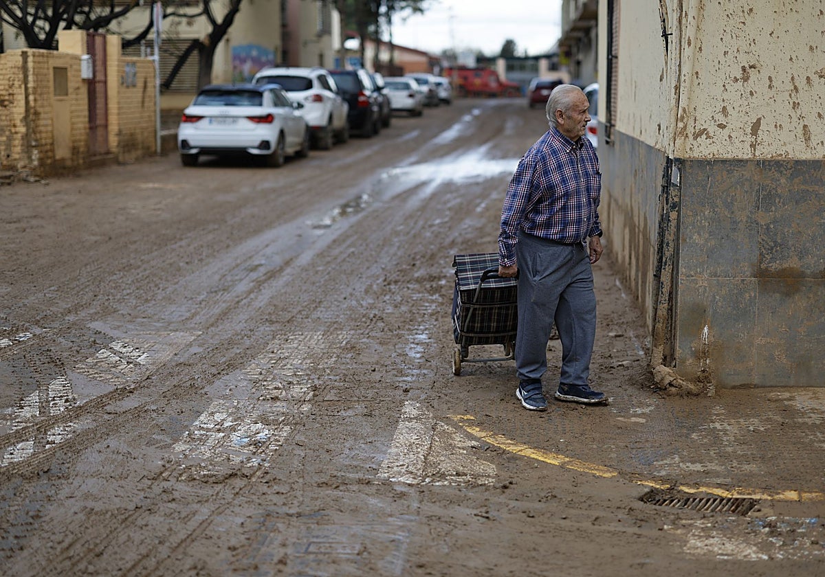 Un vecino camina por Massanassa.