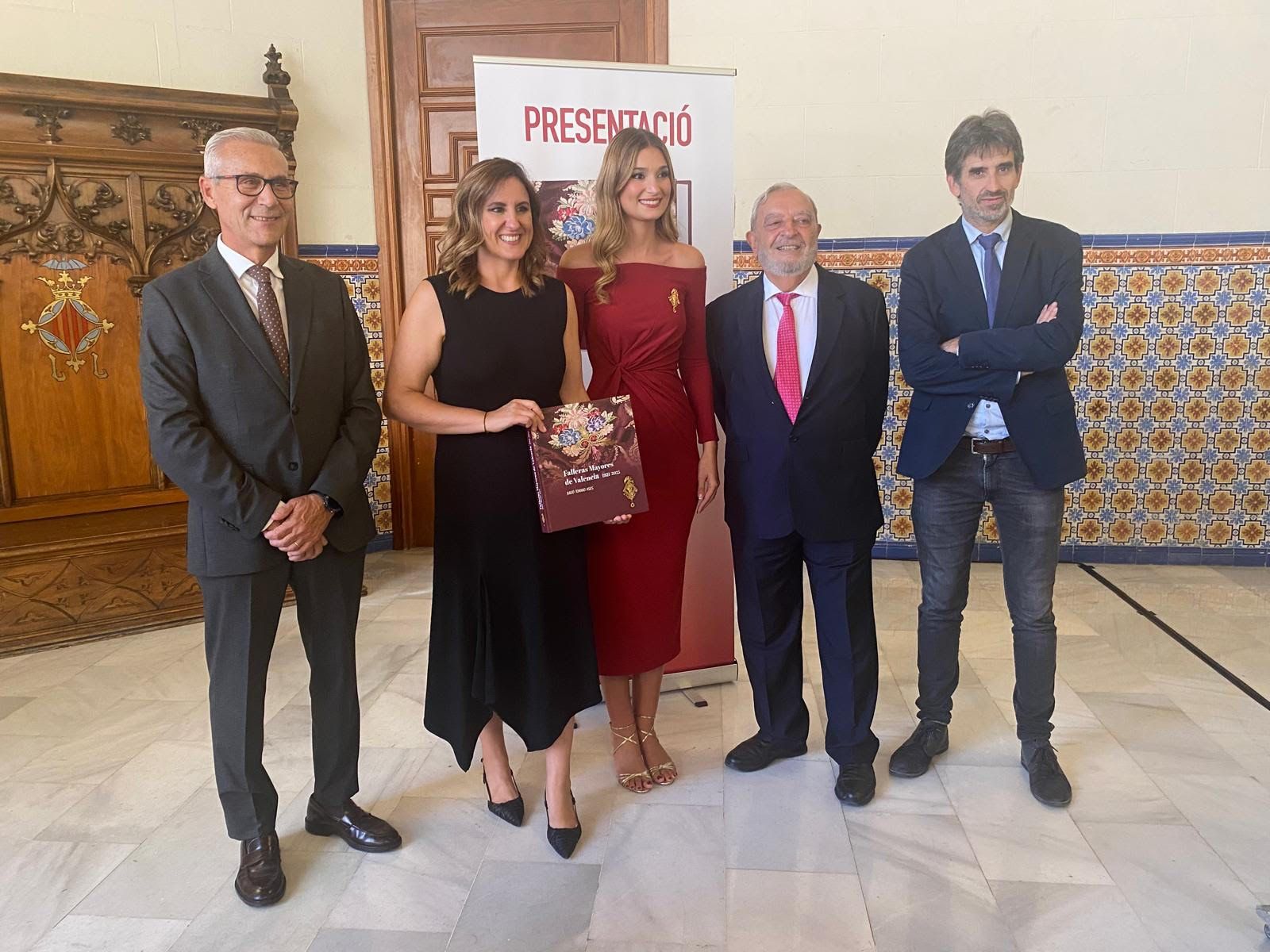 FOTOS | Las falleras mayores de Valencia se reúnen en el Palacio de la Exposición