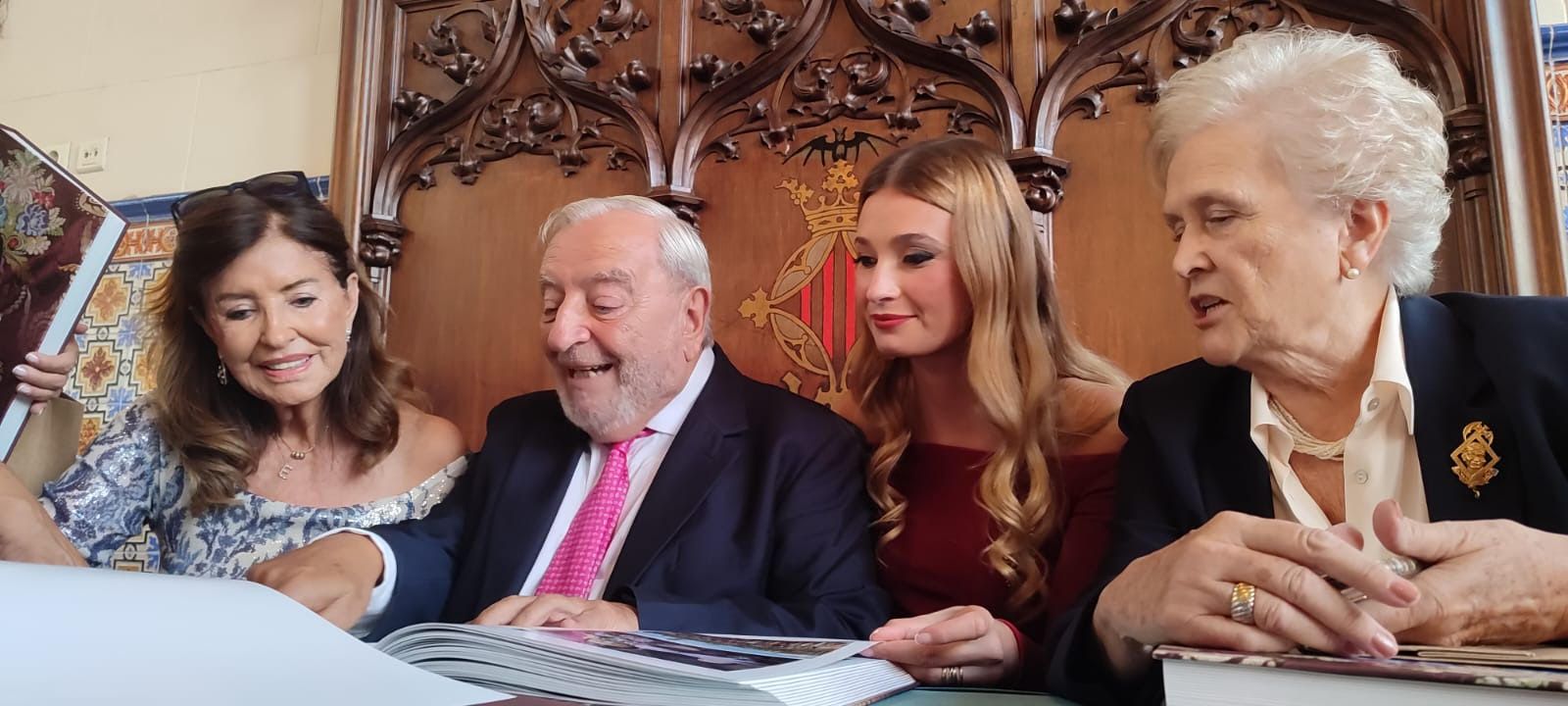 FOTOS | Las falleras mayores de Valencia se reúnen en el Palacio de la Exposición