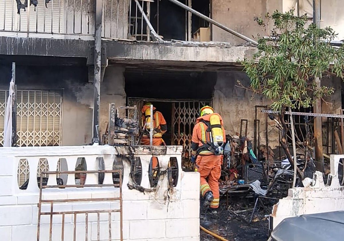 Bomberos en el edificio de Gandia.
