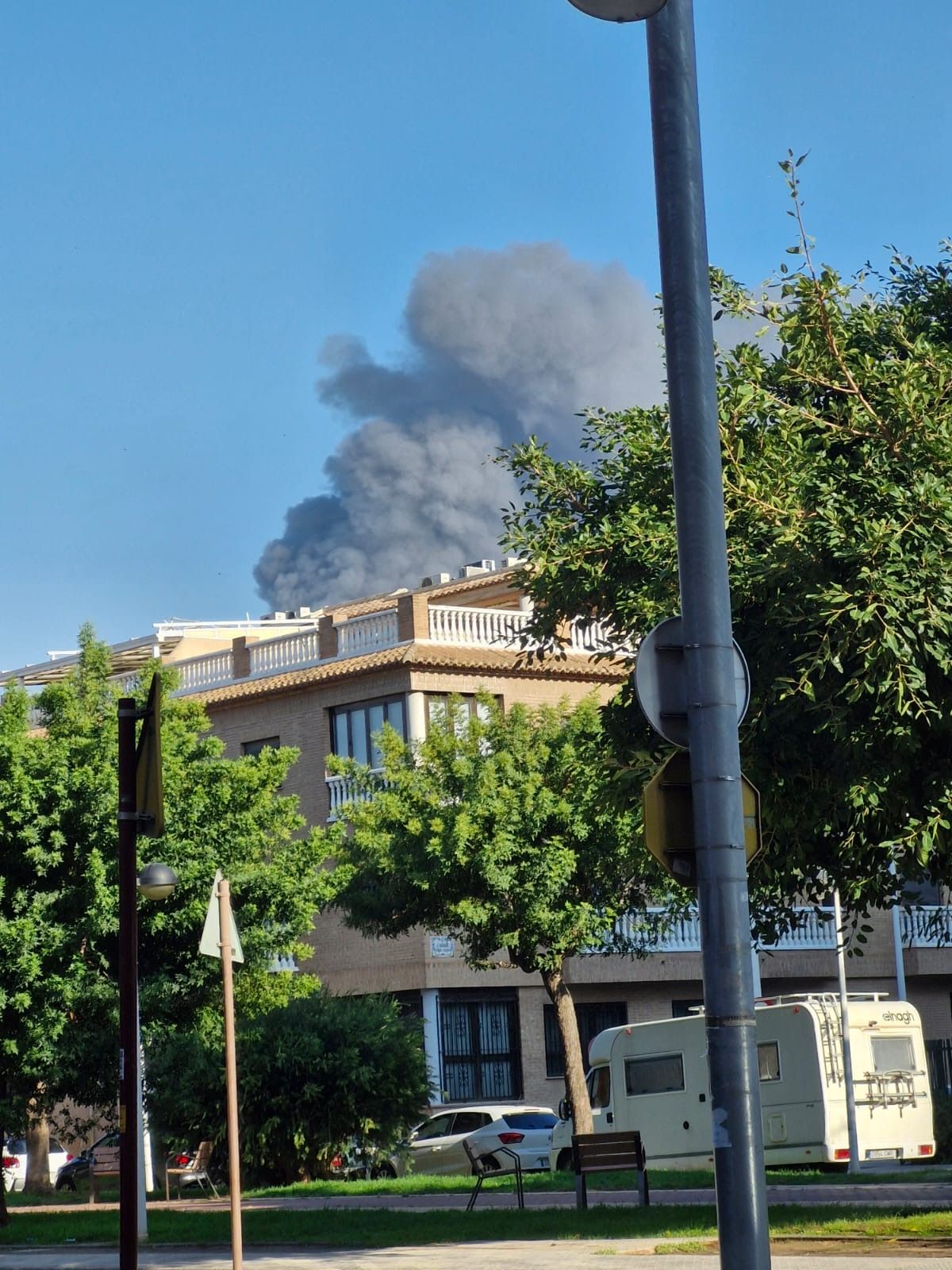 Fotos | Una intensa humareda desata la alarma en Valencia