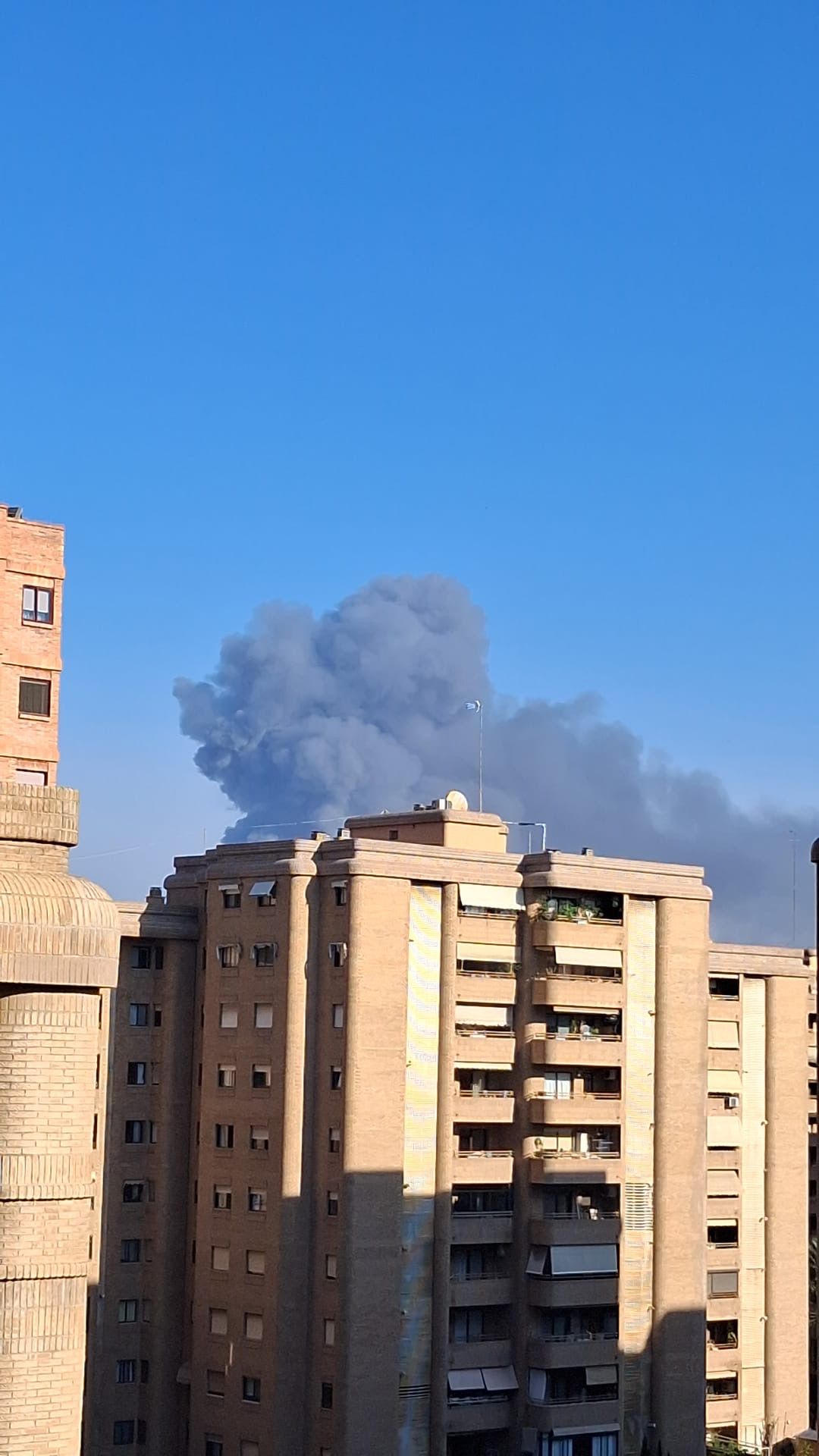 Fotos | Una intensa humareda desata la alarma en Valencia