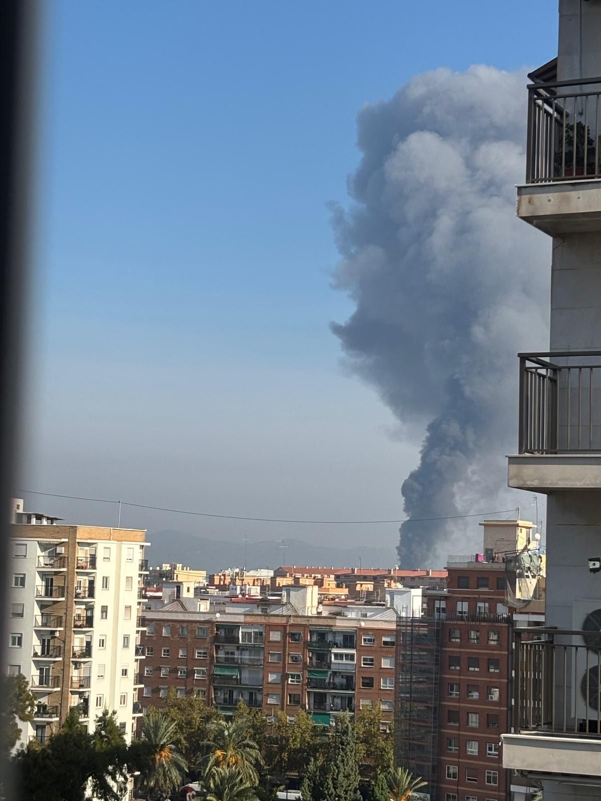 Fotos | Una intensa humareda desata la alarma en Valencia