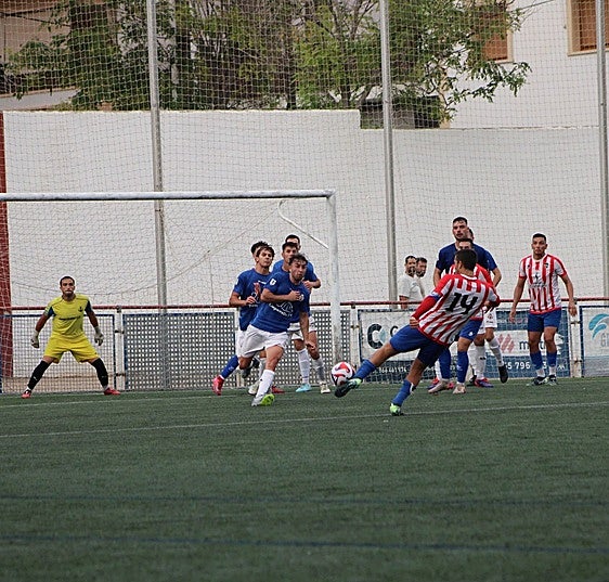 Un jugador del Jávea disparando a portería.