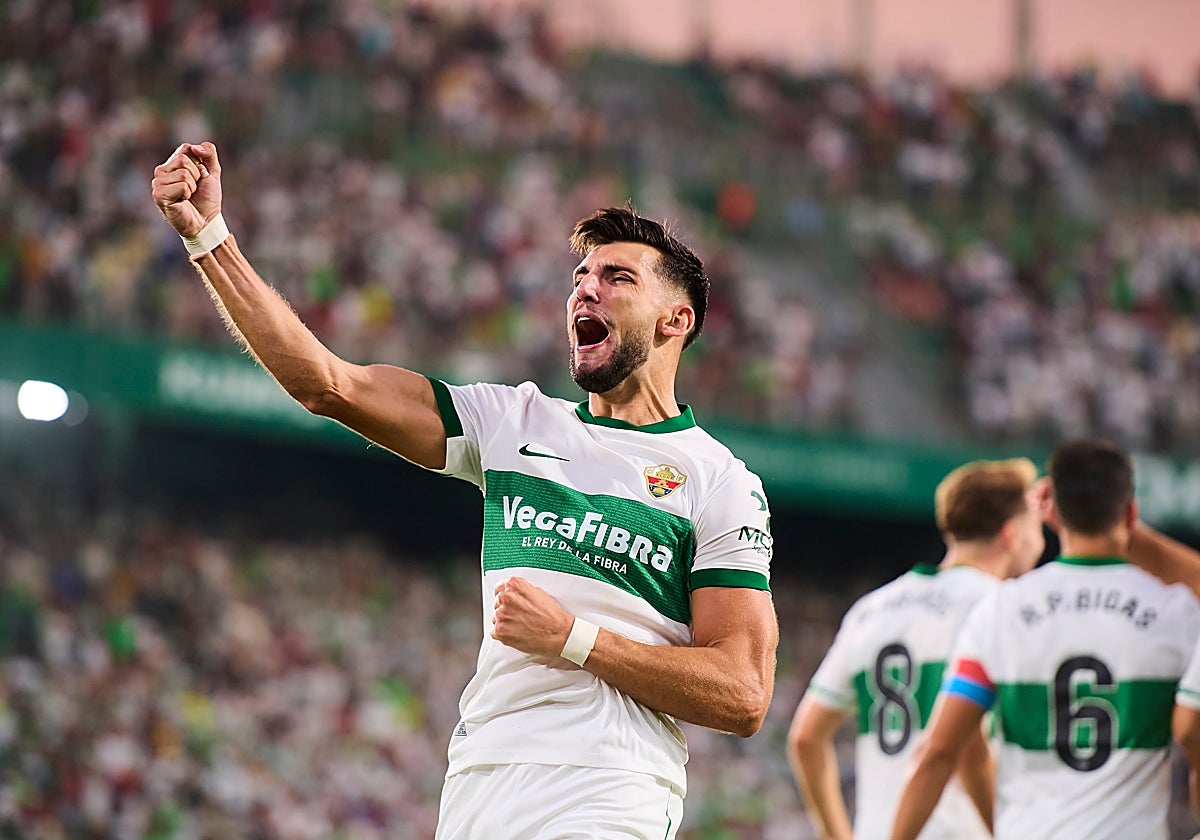 Rafa Mir celebra un gol con el Elche.