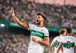Rafa Mir celebra un gol con el Elche.
