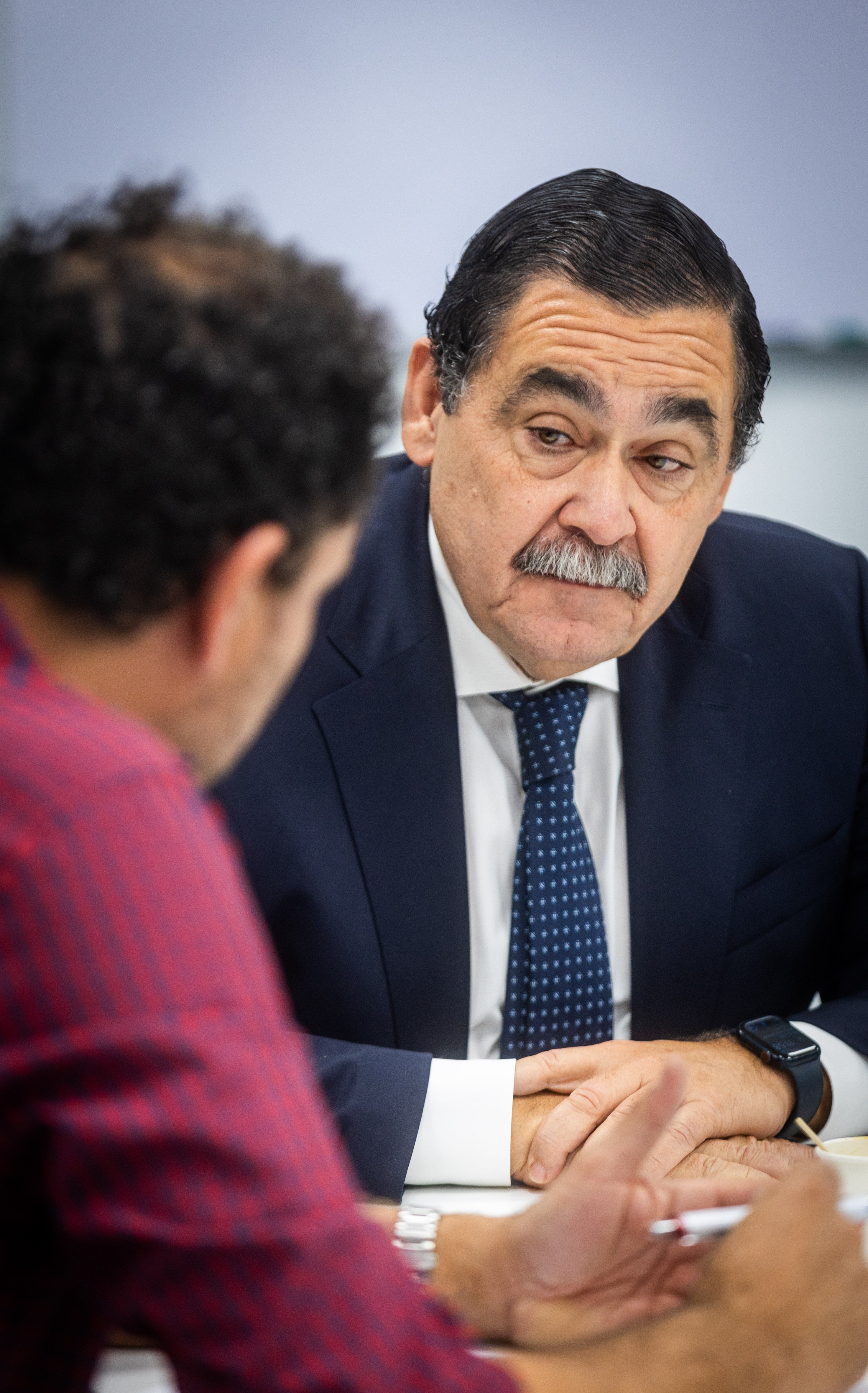 Imagen secundaria 2 - Arriba, una maqueta de una zona industrial en S2 Grupo con la que simulan ciberataques a plantas potabilizadoras o eléctricas.. Abajo, un cuadro en la sede con el aviso 'el enemigo está escuchando. A la derecha, José Miguel Rosell, CEO de S2 Grupo, durante la entrevista.
