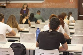 Una prueba de selectividad extraordinaria en el campus de Tarongers.