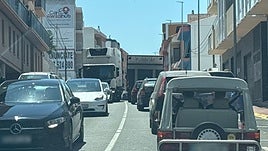 Colapso de tráfico en el núcleo urbano de Benitatxell.