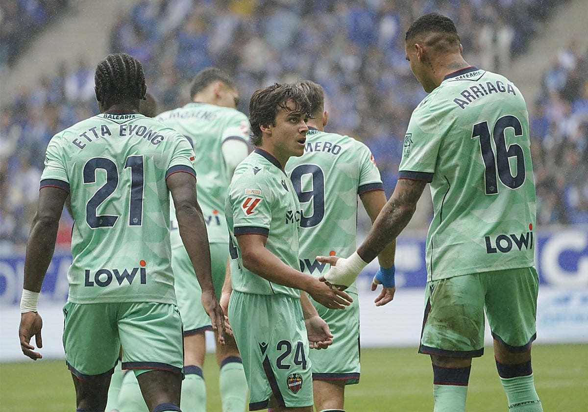 Carlos Álvarez celebra el gol del Levante en Oviedo.