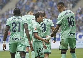 Carlos Álvarez celebra el gol del Levante en Oviedo.