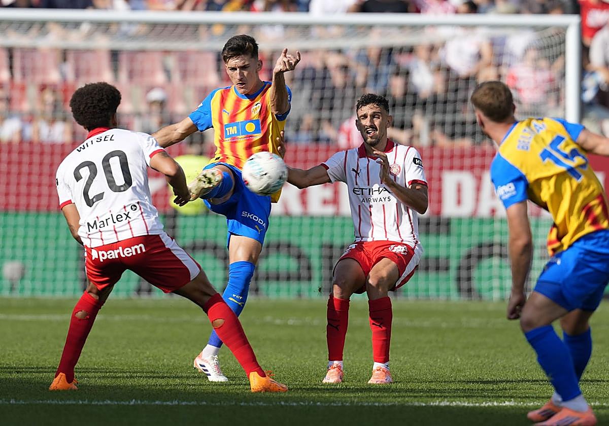 Pepelu, despejando ante el Girona.