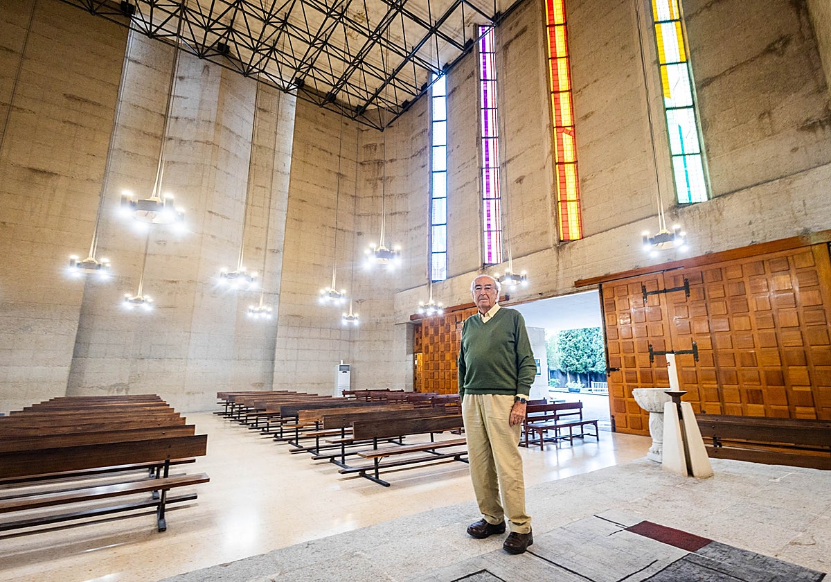 Álvaro Gómez-Ferrer posa en el interior de la iglesia.