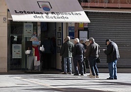 Colas para adquirir un boleto de Lotería, imagen de archivo.