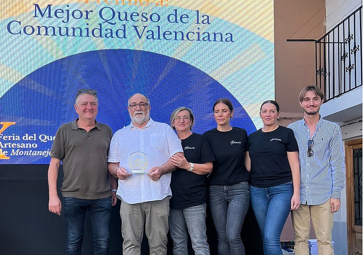 El alcalde Miguel Sandalinas junto a Javier Senent, su equipo y Sebastian Gómez.