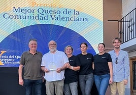 El alcalde Miguel Sandalinas junto a Javier Senent, su equipo y Sebastian Gómez.