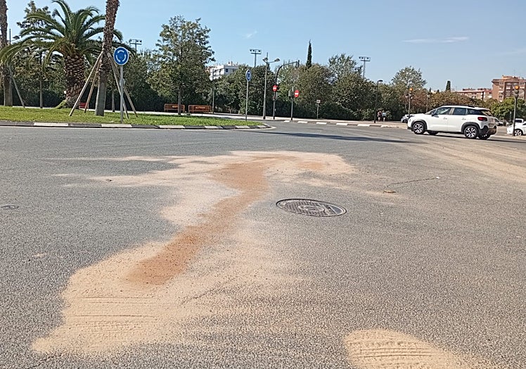Manchas de aceite cubiertas con arena en el lugar donde se produjo el accidente.