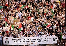 Cabecera de la manifestación, a su paso por la calle Colón.