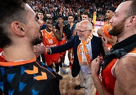Juan Roig celebra con los jugadores del Valencia Basket el triunfo ante la Virtus.
