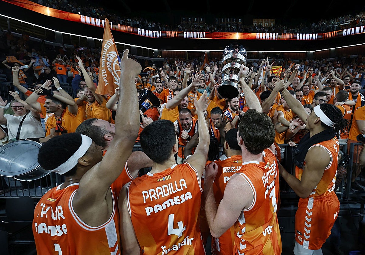 Los jugadores del Valencia Basket celebran con la afición del Roig Arena el título de la Supercopa ACB conquistado en Málaga.