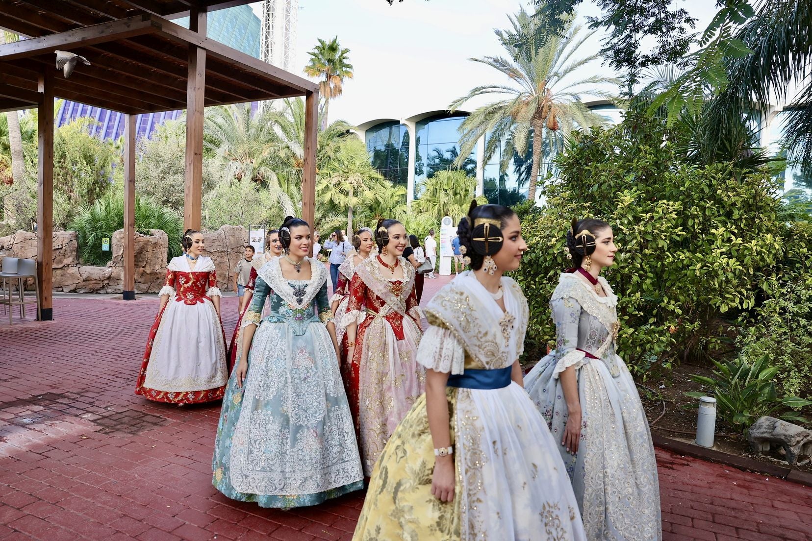 Las candidatas a fallera mayor de Valencia visitan l&#039;Oceanogràfic