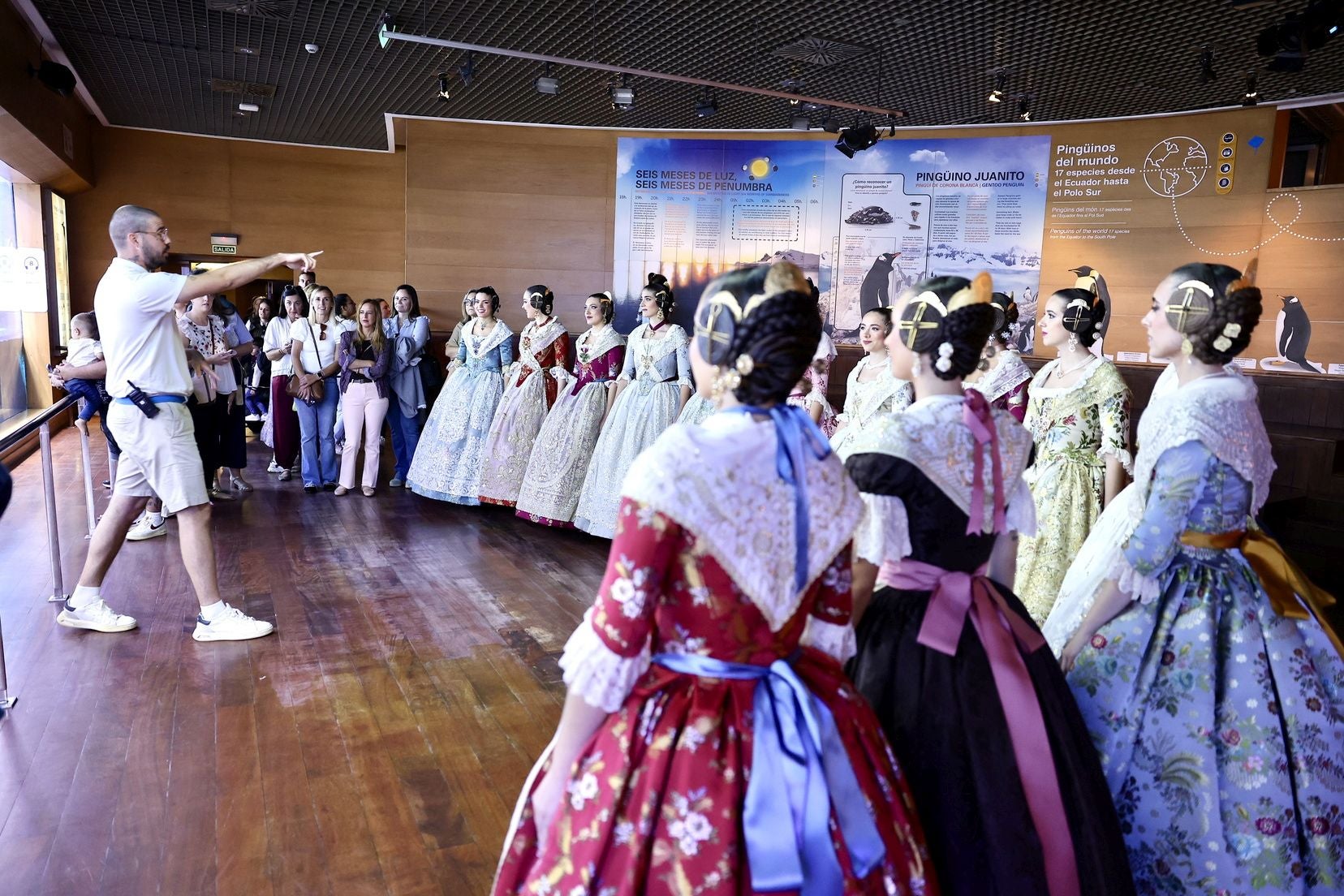 Las candidatas a fallera mayor de Valencia visitan l&#039;Oceanogràfic
