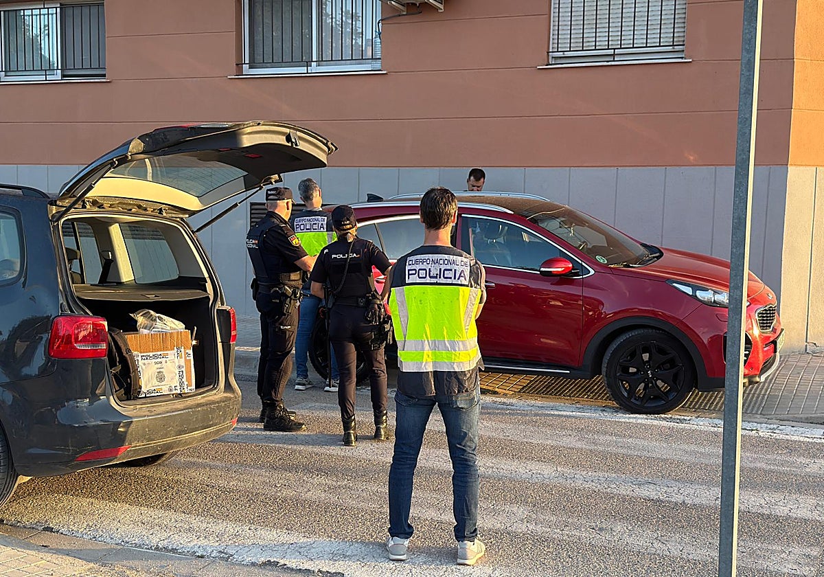 Varios policías trasladan a uno de los detenidos a una comisaría para interrogarlo.