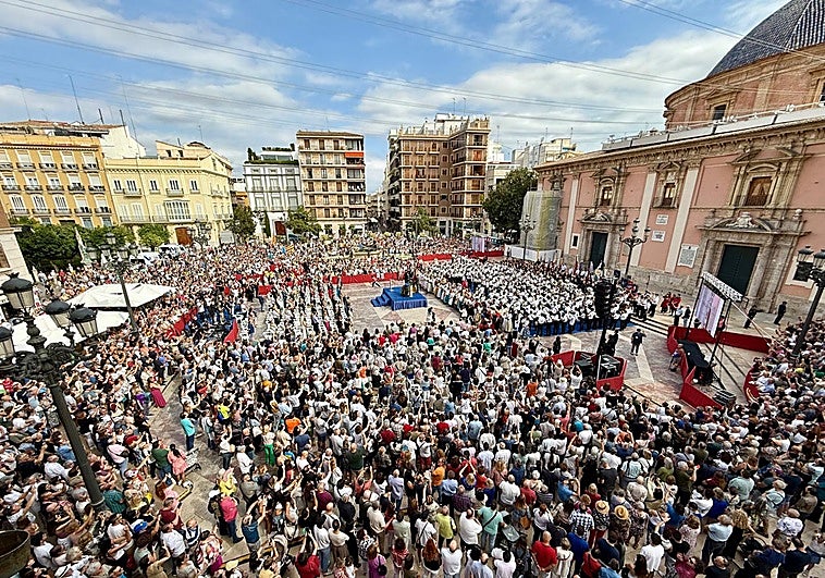 La plaza de la Virgen, repleta de valencianos este domingo por la mañana.