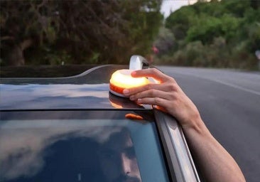 La multa por no llevar la baliza de emergencia V-16 en el coche a partir del 1 de enero